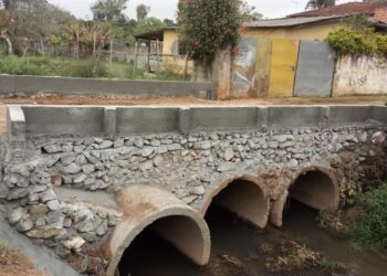 Prefeitura amplia vazão de córrego para evitar alagamento