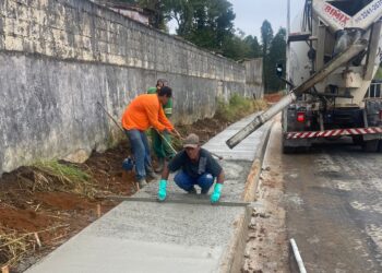 Prefeitura executa concretagem do passeio público na estrada dos Pires