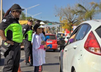 Em Cotia, blitzes educativas levam conscientização sobre segurança no trânsito para motoristas