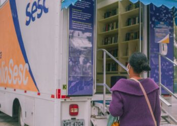 Bibliosesc: rede de biblioteca móvel traz milhares de livros para Cotia