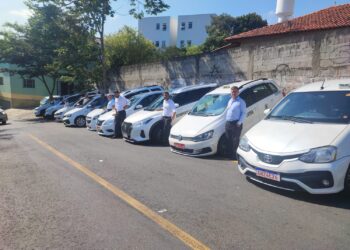 Taxistas recebem selo que atesta regularidade de funcionamento em Cotia