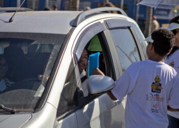 Centenas de motoristas foram abordados em blitzes de educação para o trânsito