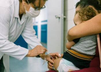 Professores e profissionais da educação devem se vacinar contra a meningite