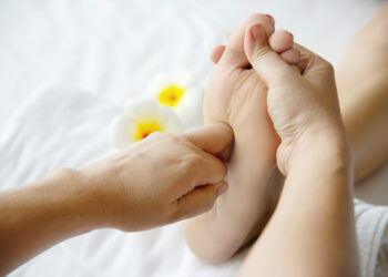 Cotia tem inscrições para cursos gratuitos de Reflexologia Podal e Palmar e de Manicure   