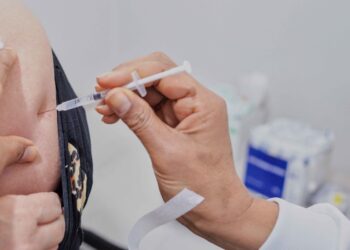 Meningite: sem novo abastecimento de vacina, Cotia encerra a aplicação em professores