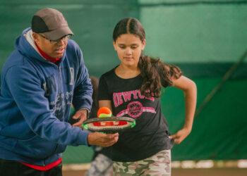 Secretaria de Desenvolvimento Social faz parceria com ACTB para aula de tênis gratuita para crianças