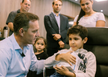 Quebrando Barreiras: alunos com deficiência visual recebem leitor óptico