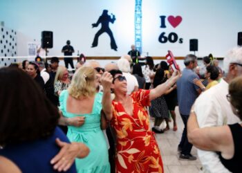 Anos 60: alegria e nostalgia marcaram o Baile da 3ª Idade em Cotia