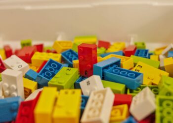 Cotia dá mais um salto na inclusão com parceria com o programa LEGO Braille Bricks