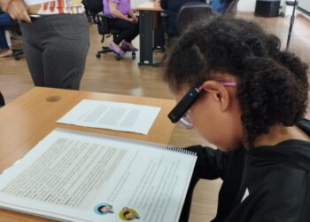 Deficientes visuais contemplados pelo ‘Quebrando Barreiras’ são capacitados sobre uso de leitor óptico