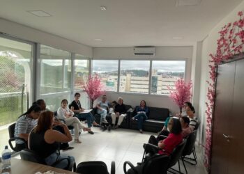 ‘O cuidado não acaba em outubro’: pacientes deixam mensagens de conscientização sobre o câncer de mama