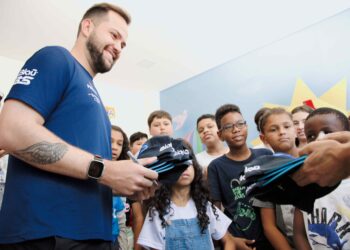 Mundoteca de Cotia recebe visita de pilotos da Stock Car em ação de incentivo à leitura