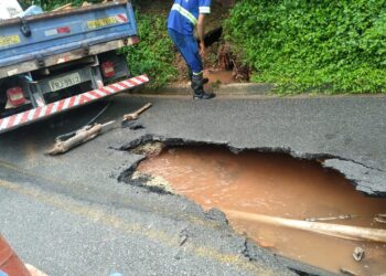 Rua Roma está interditada por conta de afundamento de galeria de água da Sabesp
