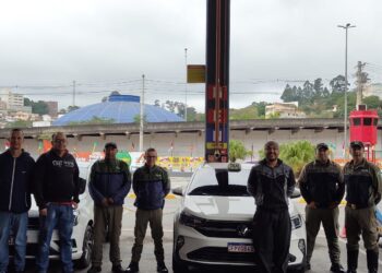 Prefeitura entrega alvará e selo ‘autorizado’ aos taxistas regularizados