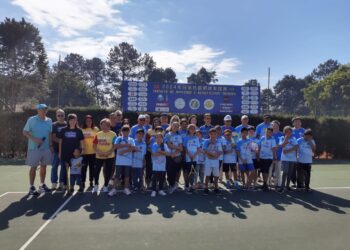 Alunos de projeto social Pratique Tênis  participam de torneio na ACTB, em prol do GRAACC