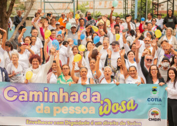 Centenas de pessoas participaram da Caminhada da Pessoa Idosa em Cotia