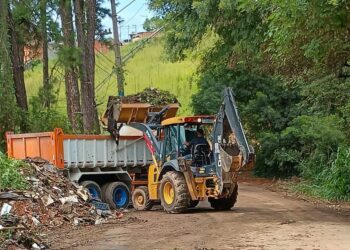 Regional do Jd. Panorama faz serviço de limpeza e zeladoria na estr. Velha da Olaria