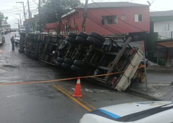 Atenção: via interditada para motoristas e pedestres