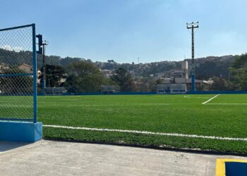 Novidade no esporte: Cotia passa a oferecer aulas de futebol de campo feminino