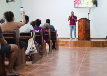 Formiga, ex-futebolista brasileira, leva mensagem de esperança e motivação a atendidos pela Casa Refúgio