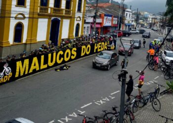 ‘Malucos do Pedal’ comemora 12 anos em Cotia com passeio ciclístico