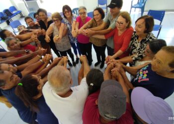 Dezenas de pessoas idosas participam de atividades no serviço de convivência do Granja Carolina