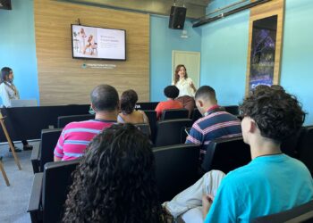 Comissária de bordo e consultora de imagem ministra palestra para participantes do ‘Meu Emprego’