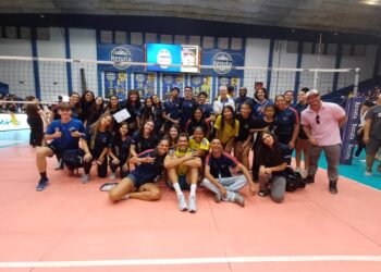 Alunos de vôlei de Cotia acompanham partida com jogadores profissionais