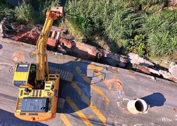 Rua Paranapanema, no bairro Portão, está interditada para obras