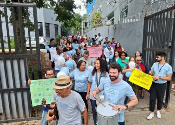 Equipe da Saúde Mental caminhou em celebração à luta antimanicomial