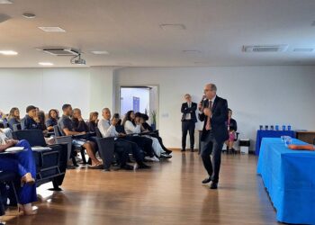 Empresários, estudantes e trabalhadores se reuniram para aprender sobre economia global e impactos locais