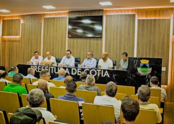 Prefeitura de Cotia estreita diálogo com taxistas da cidade