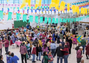 Baile junino da melhor idade repete a tradição de sucesso em Cotia