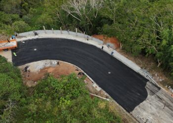 Prefeitura conclui a reconstrução do talude que desabou na rua Íris, no Jd. Aguassaí