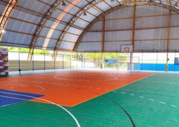 E.M Caputera ganha revitalização da quadra esportiva e o projeto “Brincando na Quadra”