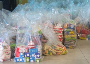 População doa cinco toneladas de alimentos para o Fundo Social