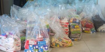 População doa cinco toneladas de alimentos para o Fundo Social