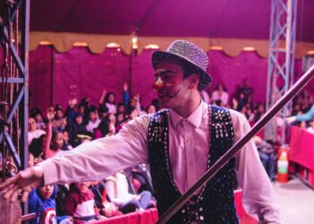 Crianças de escolas municipais participam de sessões gratuitas de circo