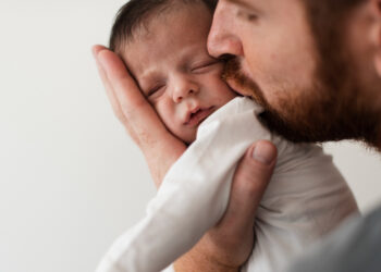 Licença paternidade agora é de 20 dias para servidores públicos de Cotia