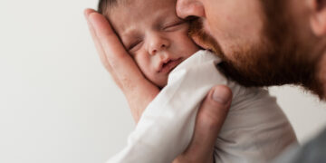 Licença paternidade agora é de 20 dias para servidores públicos de Cotia