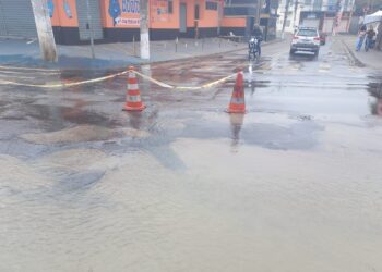 Duto da Sabesp se rompe e av. Mathias de Camargo, altura do n° 308, está parcialmente interditada