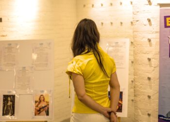 Músicas que fazem apologia à misoginia e à violência são expostas como alerta à sociedade