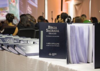 Inclusão: Cotia recebe uma versão da Bíblia Sagrada em Braille