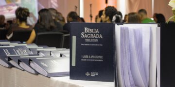 Inclusão: Cotia recebe uma versão da Bíblia Sagrada em Braille