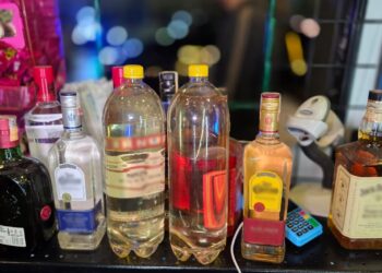 Ação conjunta lacra 13 estabelecimentos e apreende bebidas com indícios de adulteração em Cotia