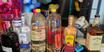 Ação conjunta lacra 13 estabelecimentos e apreende bebidas com indícios de adulteração em Cotia