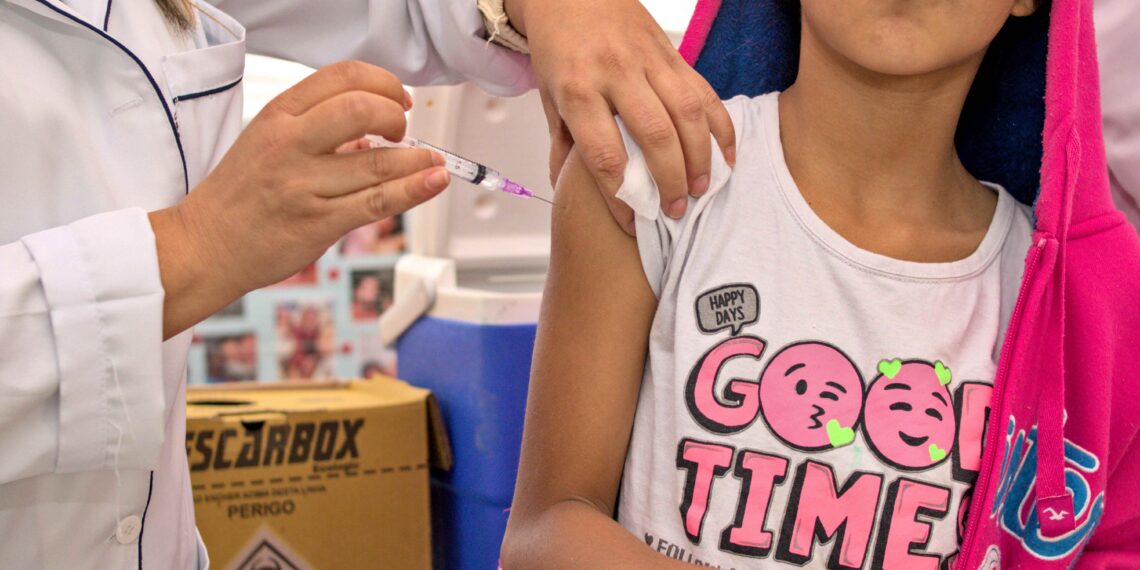 Na sexta-feira (17/10) tem ação de vacinação no Shopping Granja Viana focada em jovens de até 14 anos