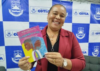 Professora de Cotia lança livro e defende Educação Antirracista