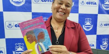 Professora de Cotia lança livro e defende Educação Antirracista