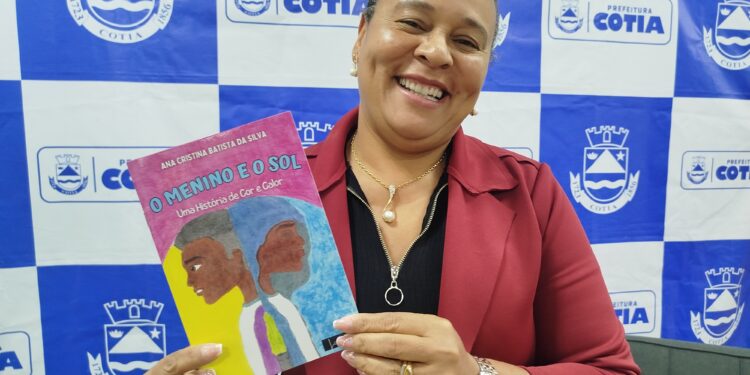 Professora de Cotia lança livro e defende Educação Antirracista